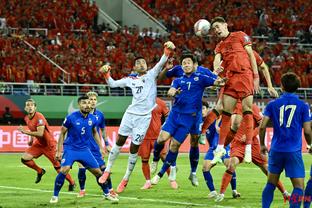 这犯规，吓人？马来西亚球员脚踢徐彬头部，后者缠上绷带！